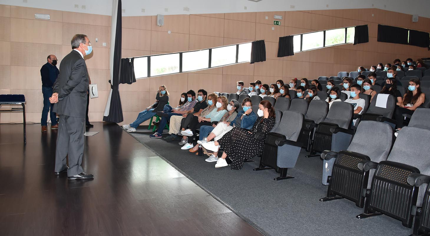 Alunos do 9.º ano recebem medalhas no último dia de aulas